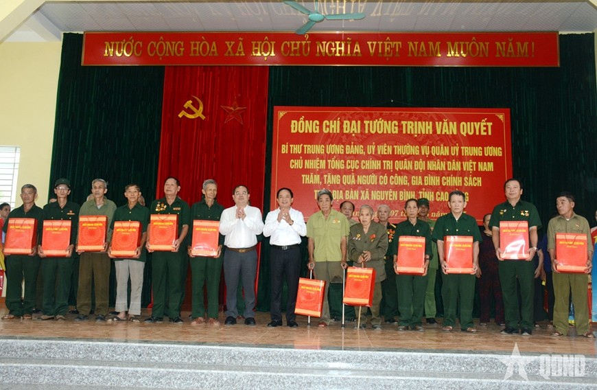 Dai tuong Trinh Van Quyet va lanh dao tinh Cao Bang trao qua tang nguoi co cong, gia dinh chinh sach tren dia ban xa Nguyen Binh. Anh: Van Chien