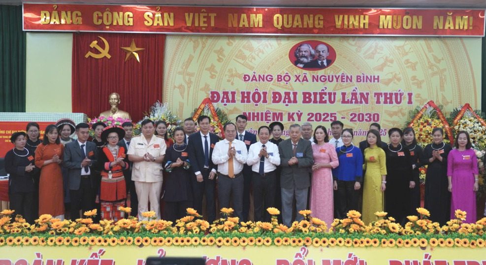 General Trinh Van Quyet attended the Party Congress of Nguyen Binh Commune, Cao Bang. Photo: Nong Uyen