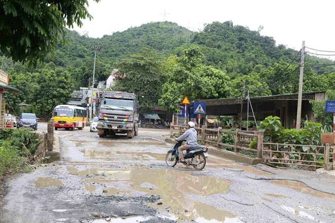 Đường ở Phú Thọ bị cày nát, người dân khốn khổ vì bụi bẩn và tai nạn rình rập