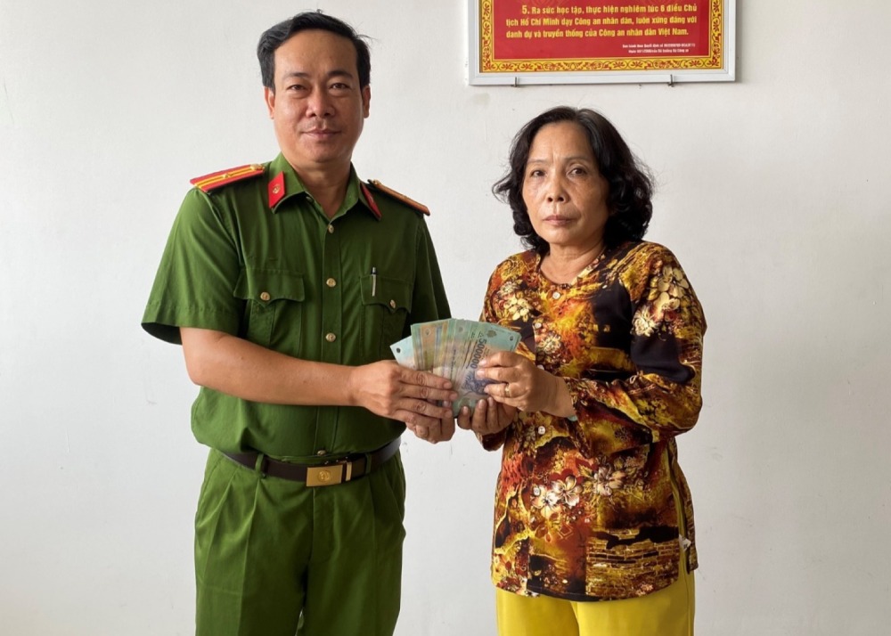 La policia entrega la propiedad a la persona que cayo la billetera. Foto: Proporcionada por la policia