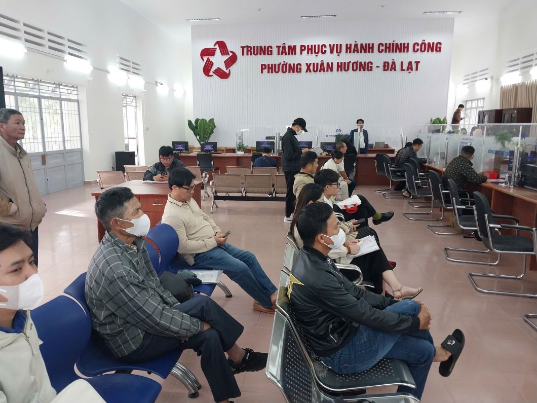 Nguoi dan di lam thu tuc hanh chinh tai phuong Xuan Huong - Da Lat. Anh: Lam Hong