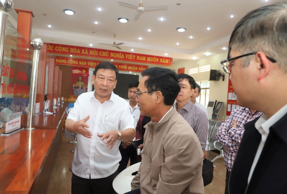 Mr. Bui Thang, Deputy Secretary of Lam Dong Provincial Party Committee (white shirt, left cover) and the working delegation came to grasp the situation of the B'Lao Ward Public Administration Service Center. Photo: Lam Hong