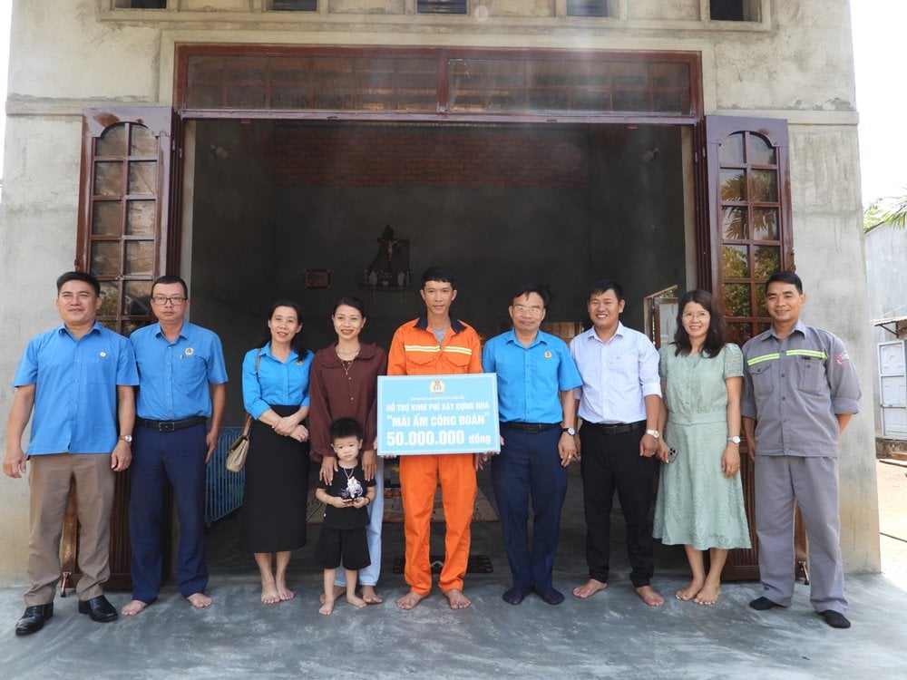 지방 노동 연맹 지도부와 단위 대표들이 Nguyen Van Tuan 조합원에게 '노동조합의 따뜻한 보금자리' 건설 지원금을 전달했습니다. 사진: Chi Long