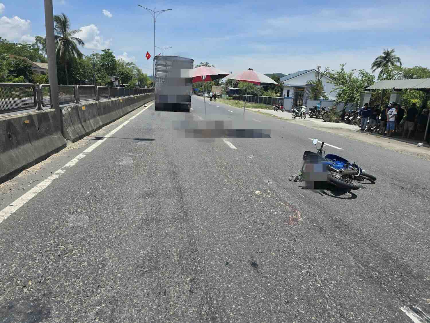 事故現場で1人がその場で死亡。写真:Quang An.