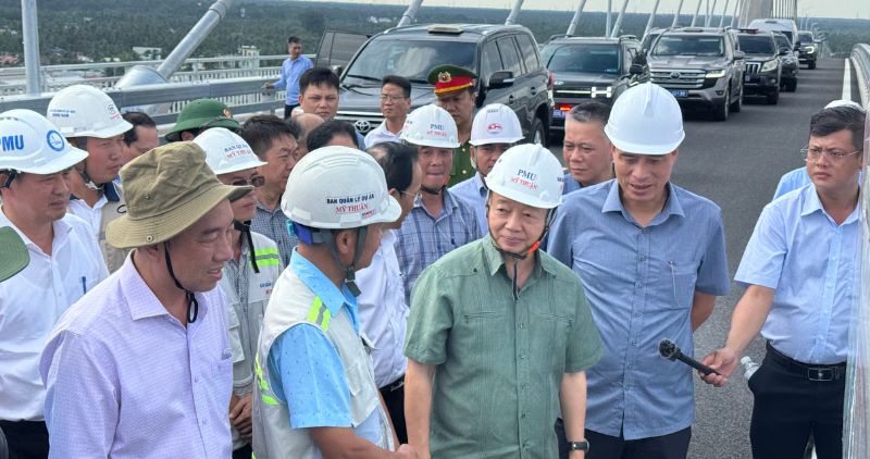 トラン・ホン・ハ副首相は、ラッハ・ミュー・ブリッジのサイト2で進捗報告を聞いた。写真：Hoang Loc