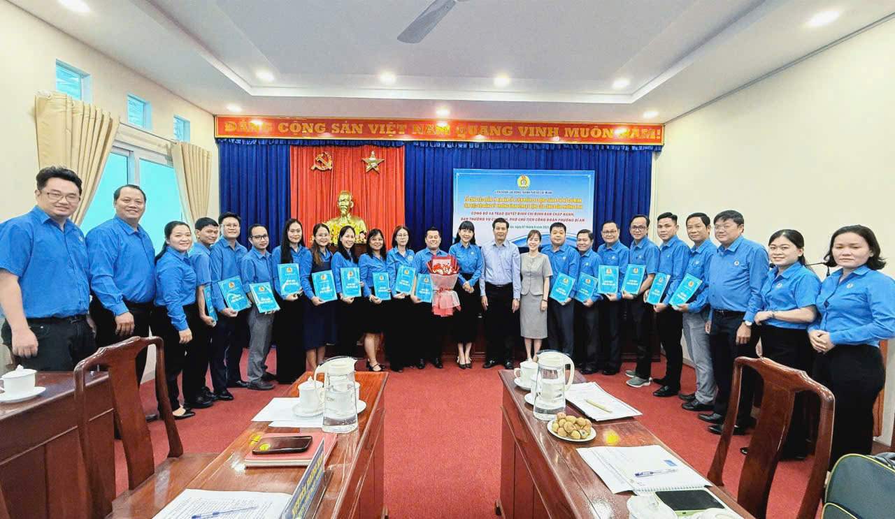 To cong tac quan ly dia ban so 4 da trao quyet dinh cua LDLD TP Ho Chi Minh chi dinh ong Doan Nam Le Thien lam Chu tich Cong doan phuong Di An. Anh: Trang Thong Tin Lien Phuong Di An - Dong Hoa - Tan Dong Hiep