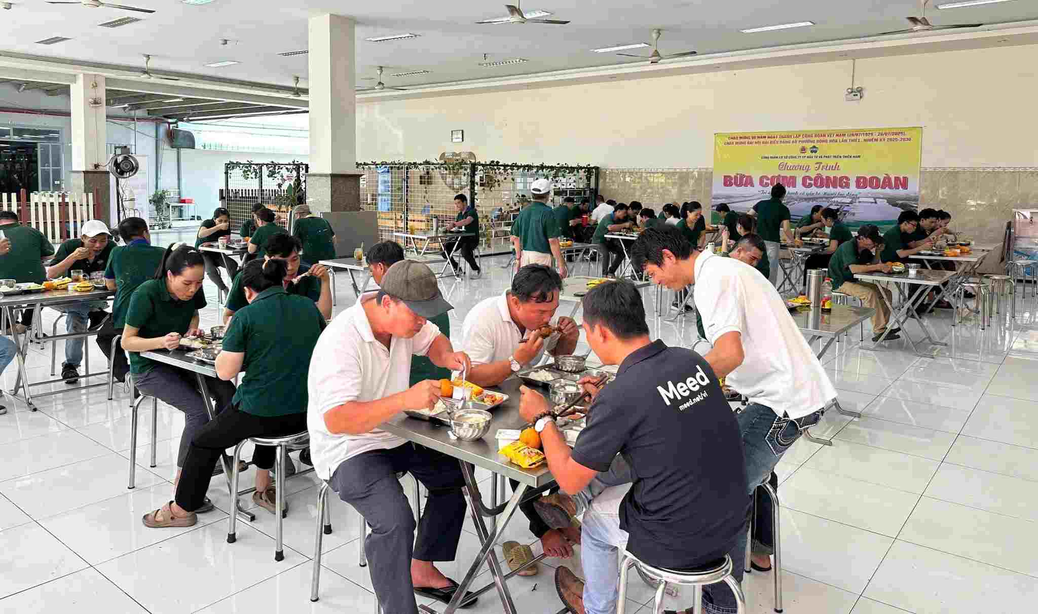 지적 티엔남 투자 개발 주식회사의 노동조합 식탁. 사진: 디안 - 동호아 - 탄동히엡 연합 정보 페이지