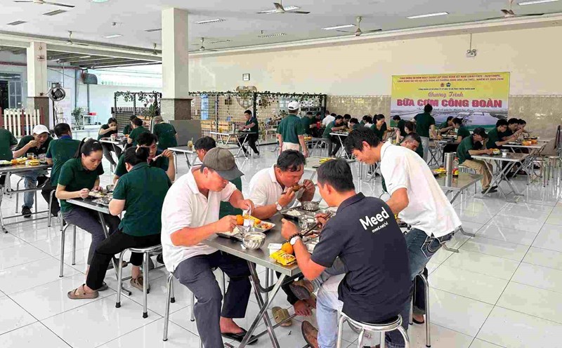 "Union Meal" at Thien Nam Investment and Development Joint Stock Company. Photo: Information page Di An - Dong Hoa - Tan Dong Hiep inter-Ward