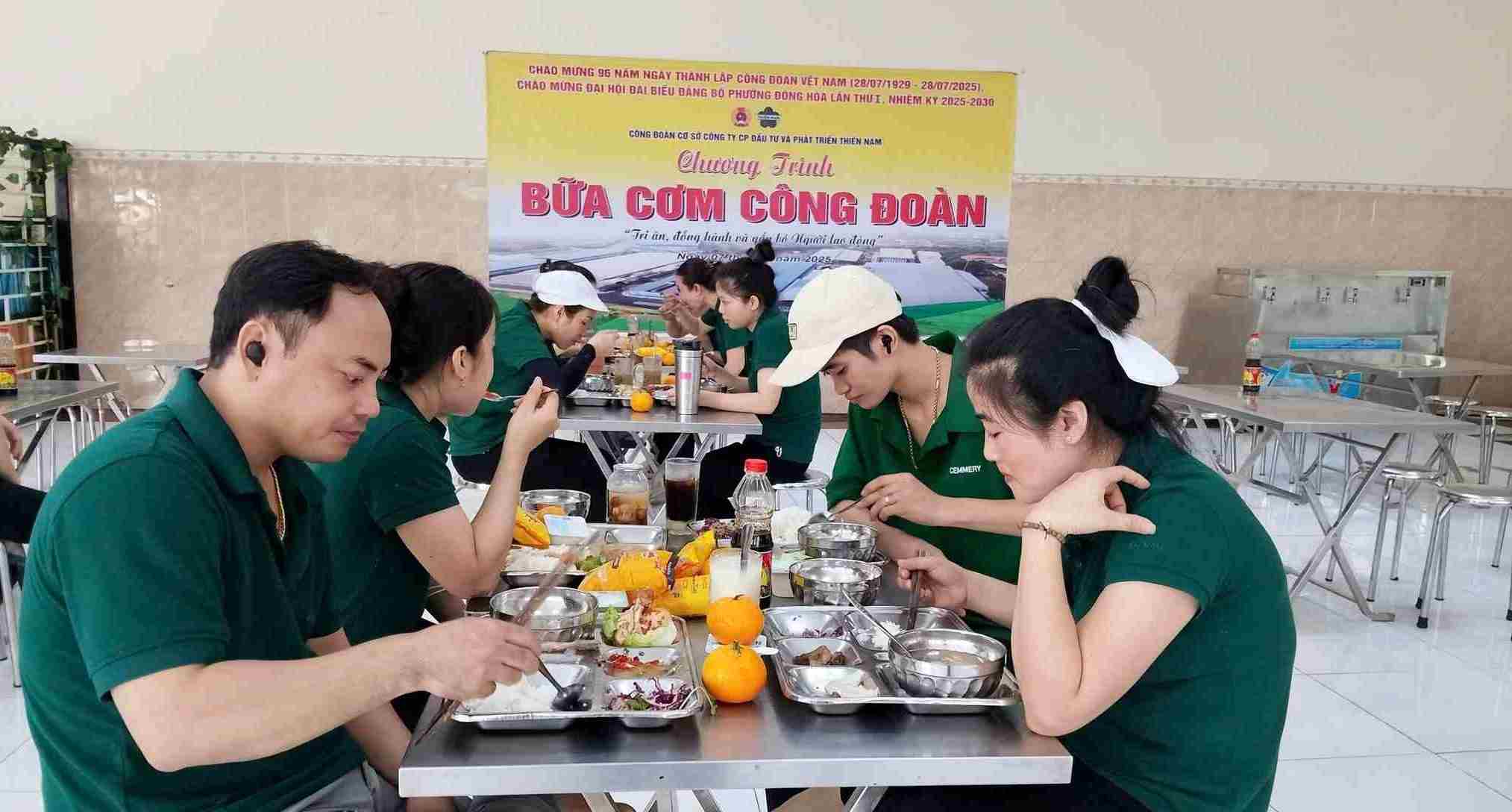 Bua com Cong doan cho cong nhan lao dong o Cong ty co phan dau tu va phat trien Thien Nam. Anh: Trang Thong Tin Lien Phuong Di An - Dong Hoa - Tan Dong Hiep