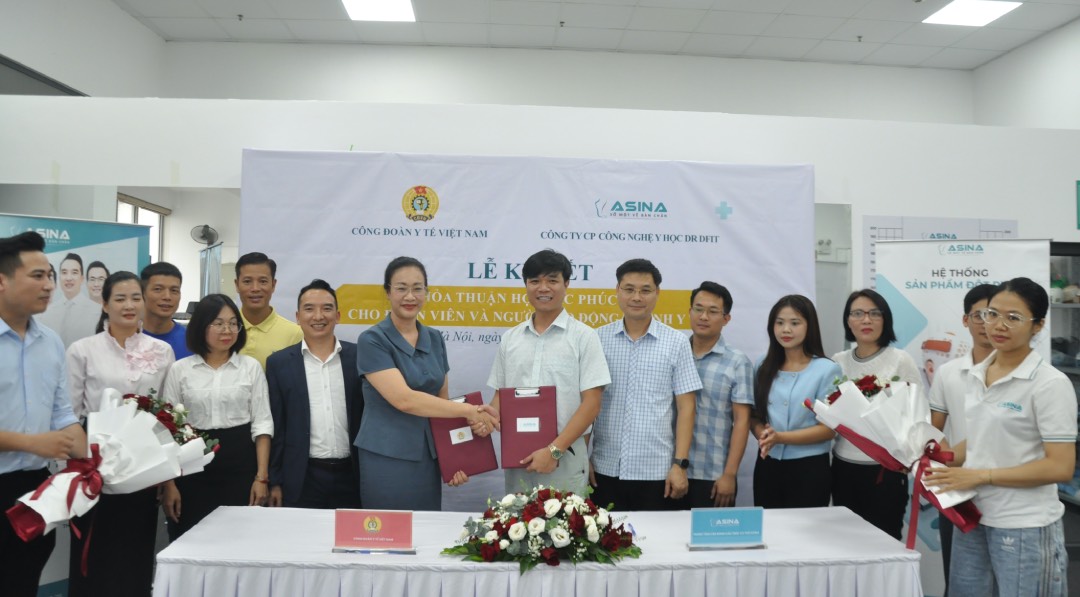 베트남 의료 노동조합 지도부와 Dr DFIT 의료 기술 합자 회사가 의료 부문 조합원 및 노동자를 위한 복지 협력 계약을 체결했습니다. 사진: 바오한