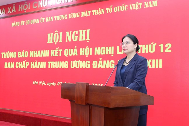 La Vicepresidenta del Comite Central del Frente de la Patria de Vietnam Ha Thi Nga anuncia rapidamente a los delegados los resultados de la 12a Conferencia del Comite Ejecutivo Central del Partido XIII. Foto: Huong Diep