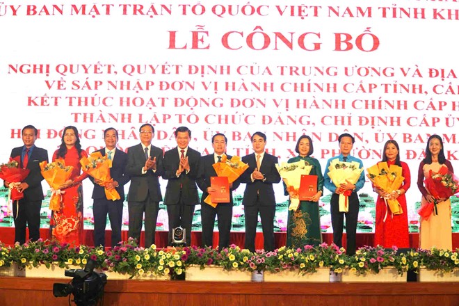 Imagen de la conferencia de anuncio de la lista de personal del Comite del Frente de la Patria de la provincia de Khanh Hoa para el nuevo mandato a finales de junio de 2025. Foto: Huu Long