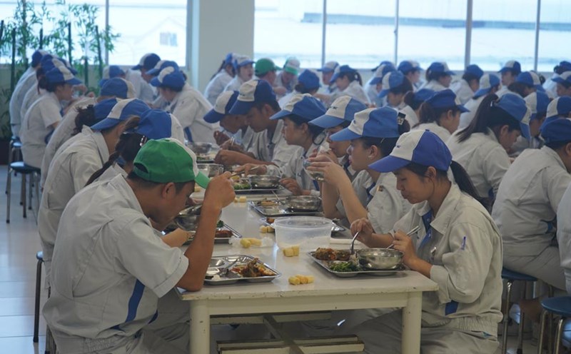 The shift meal of workers in Nhat Ban - Hai Phong Industrial Park is equivalent to an average of 30,000 do la/meal. Photo: Mai Dung