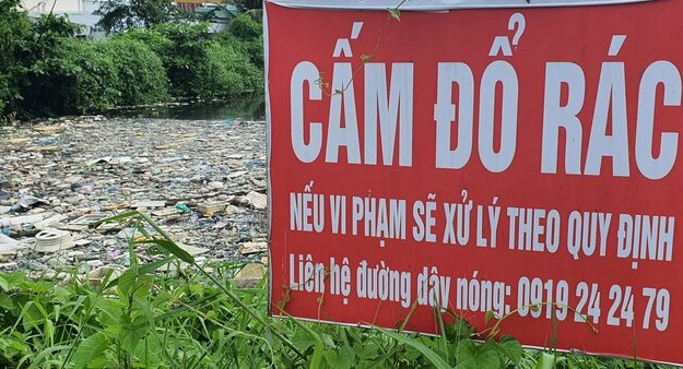 Rac ngap song phia sau tam bien cam do rac taij phuong Bac Lieu. Anh: Nhat Ho