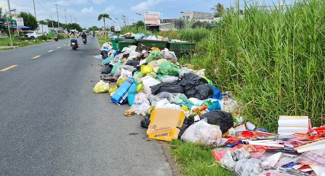 Mot bai rac ven duong Quoc lo 1A doan tu cau Luong The Tran ve Cai Nuoc. Anh: Nhat Ho