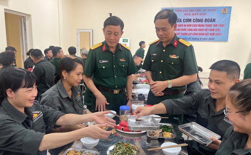 Colonel Nguyen Van De - Head of the National Defense Trade Union (left) visited union members and workers of Factory Z133 at the Trade Union Meal. Photo: Kieu Vu