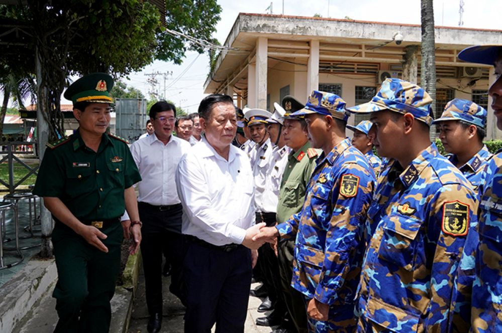 Truong Ban Tuyen giao va Dan van Trung uong Nguyen Trong Nghia an can  tham cac luc luong tai Cua khau quoc te Thuong Phuoc. Anh: Viet Tien