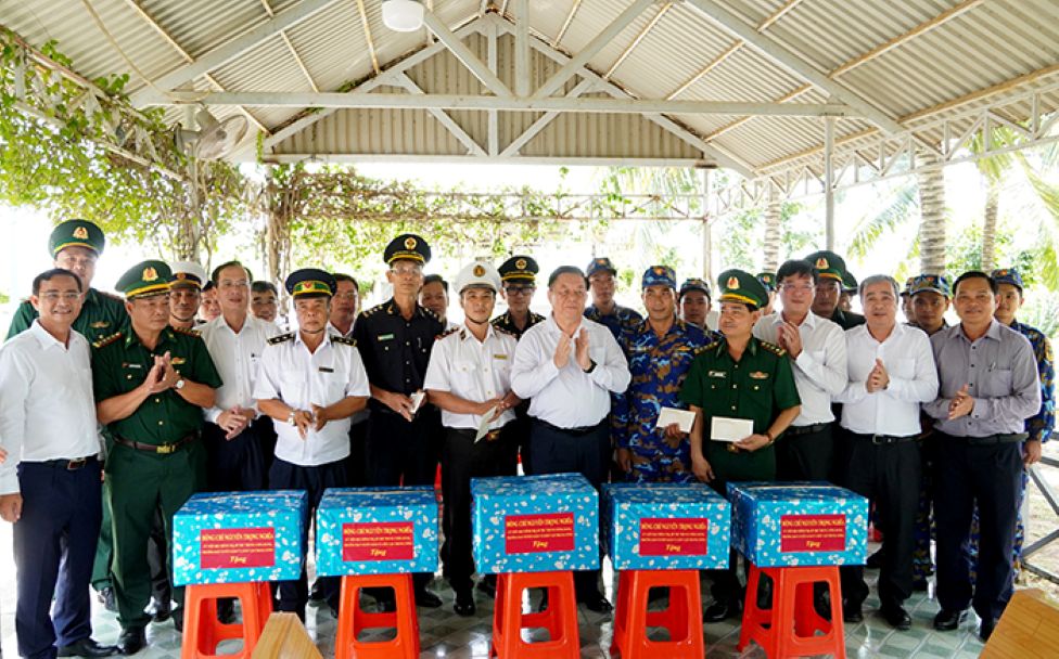 Truong Ban Tuyen giao va Dan van Trung uong Nguyen Trong Nghia tang qua cho cac luc luong lam nhiem vu tai Cua khau quoc te Thuong Phuoc. Anh: Viet Tien