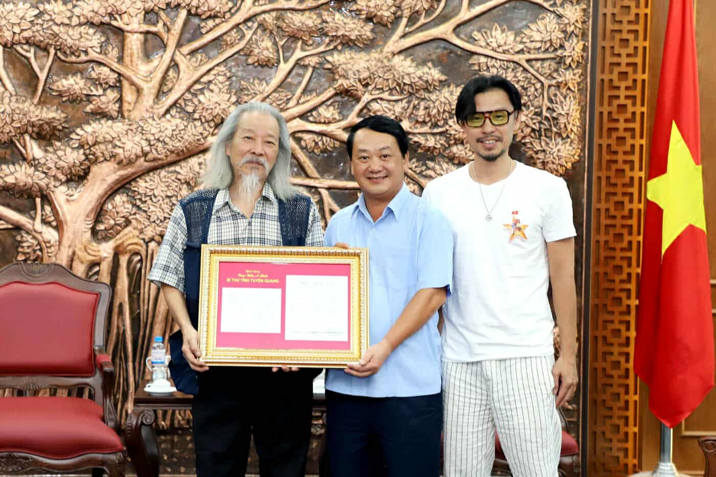 Tuyen Quang recibe But tich de la cancion Tien quan ca. Foto: Van Nghi