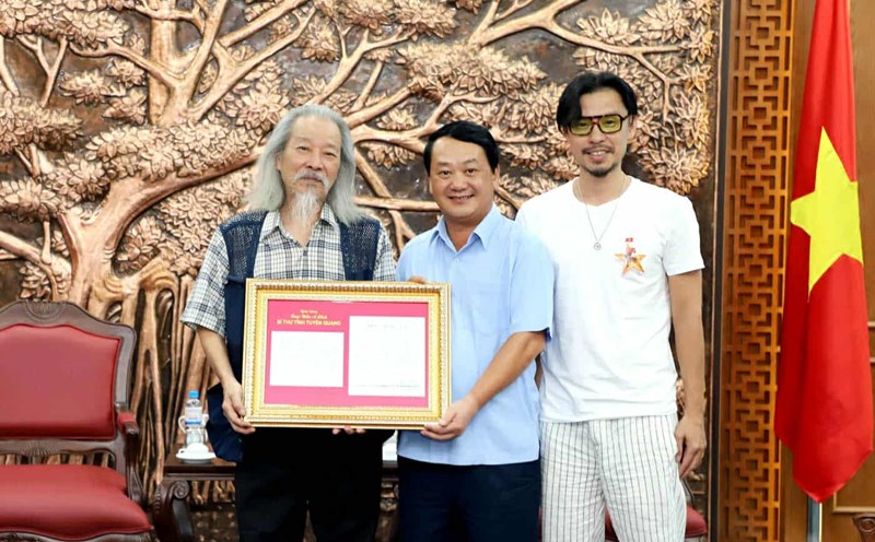 Tuyen Quang received the Record of the Song Tien Quan Ca. Photo: Van Nghi