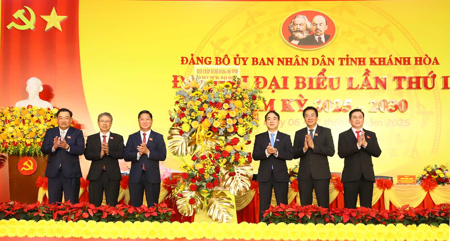 Khanh Hoa Provincial Party Secretary Nghiem Xuan Thanh presented flowers to congratulate the first Congress of the Khanh Hoa Provincial People's Committee Party Committee, term 2025 - 2030. Photo: Huu Long