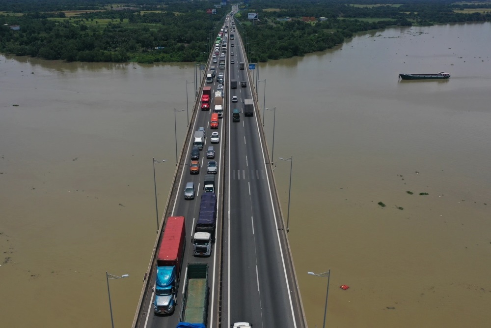 Xe co ken dac tren mat cau Long Thanh – diem nghen nghiem trong tren tuyen cao toc hien huu. Ảnh: Anh Tu  