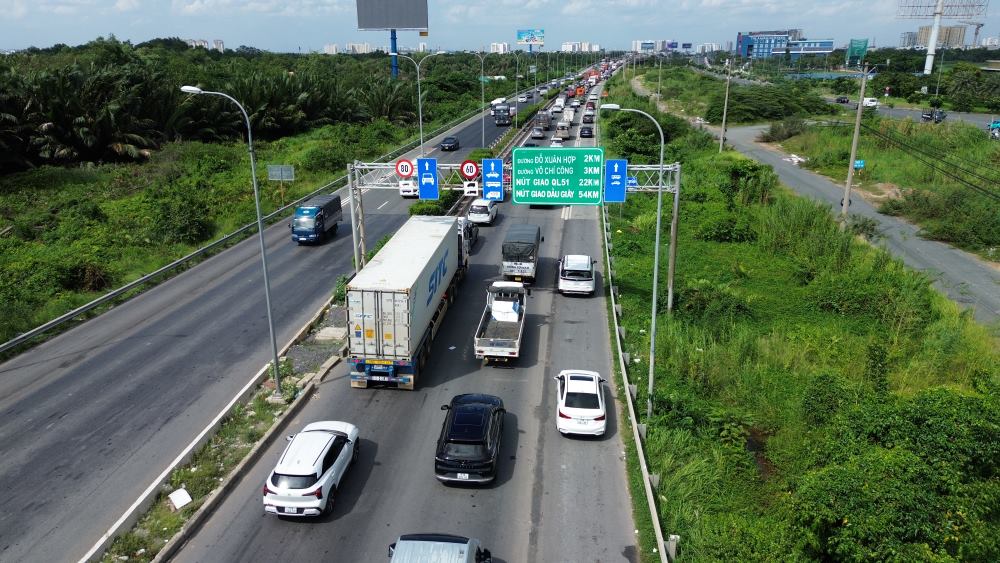  Hinh anh tuyen cao toc TPHCM – Long Thanh – Dau Giay ( doan qua dia ban TP Thu Duc truoc day) luon trong tinh trang dong duc. Ảnh: Anh Tu