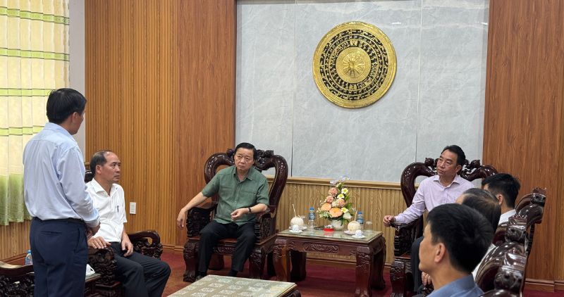 Dai dien UBND xa Phu Tuc bao cao tinh hinh trien khai mo hinh chinh quyen 2 cap voi Doan cong tac. Anh: Hoang Loc
