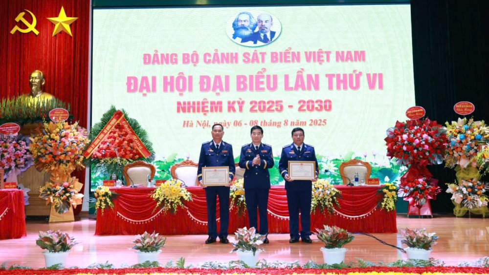 Le lieutenant-general Bui Quoc Oai membre du comite politique de la police maritime vietnamienne remet un certificat de merite au commandement de la region de la police maritime 4. Photo : BTL de la region CSB4