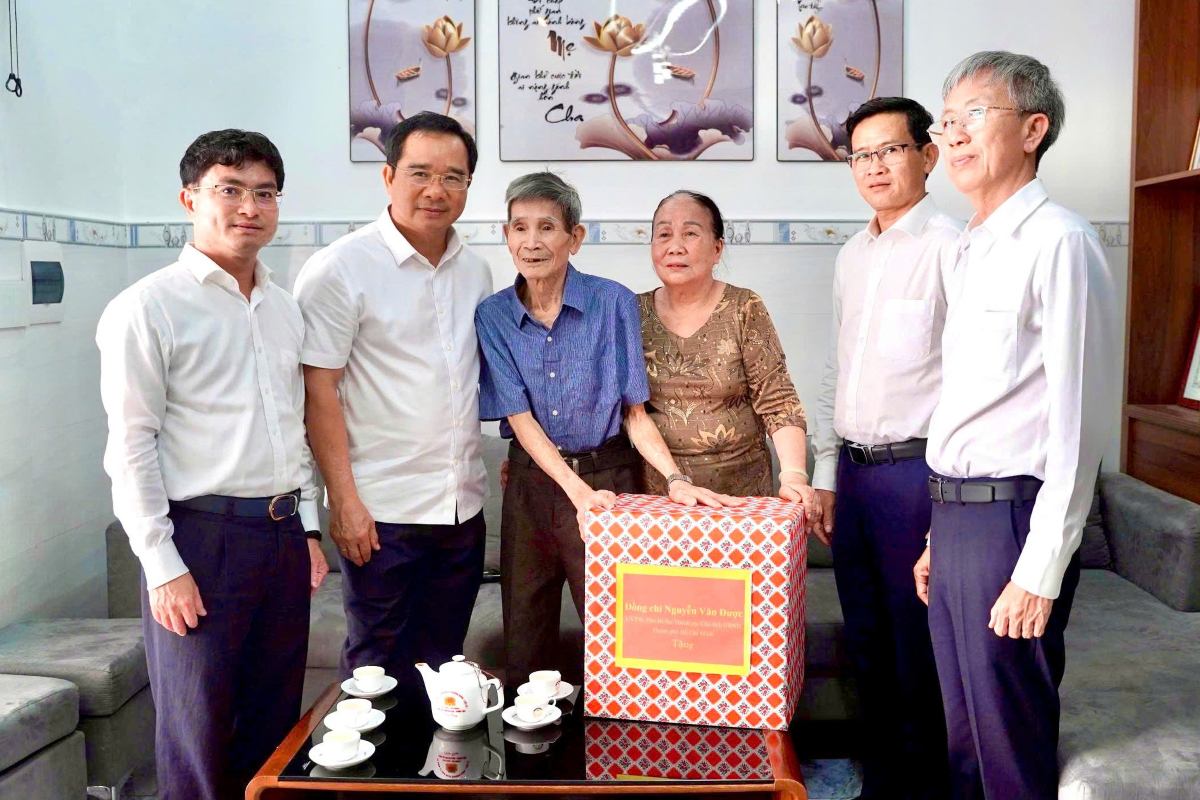 Mr. Nguyen Van Duoc - Chairman of the Ho Chi Minh City People's Committee (second from left) - and leaders of Con Dao special zone visited and presented gifts to the family of former political prisoners. Photo: Nam Ngoc