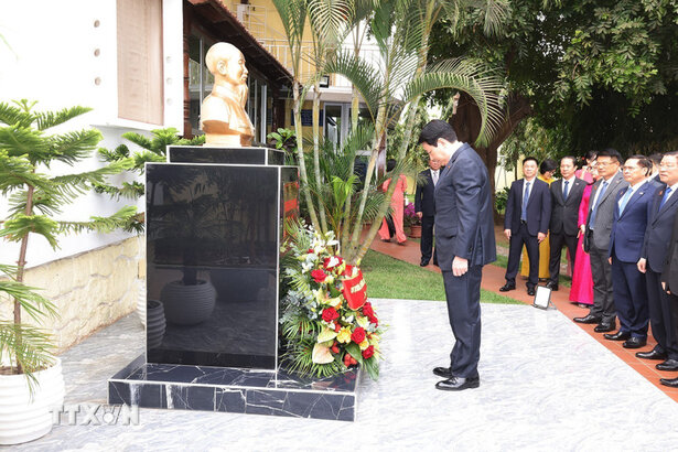 Politburo member and President Luong Cuong and his wife, along with the delegates, laid flowers in front of the statue of Uncle Ho in the grounds of the Vietnamese Embassy in Angola. Photo: VNA