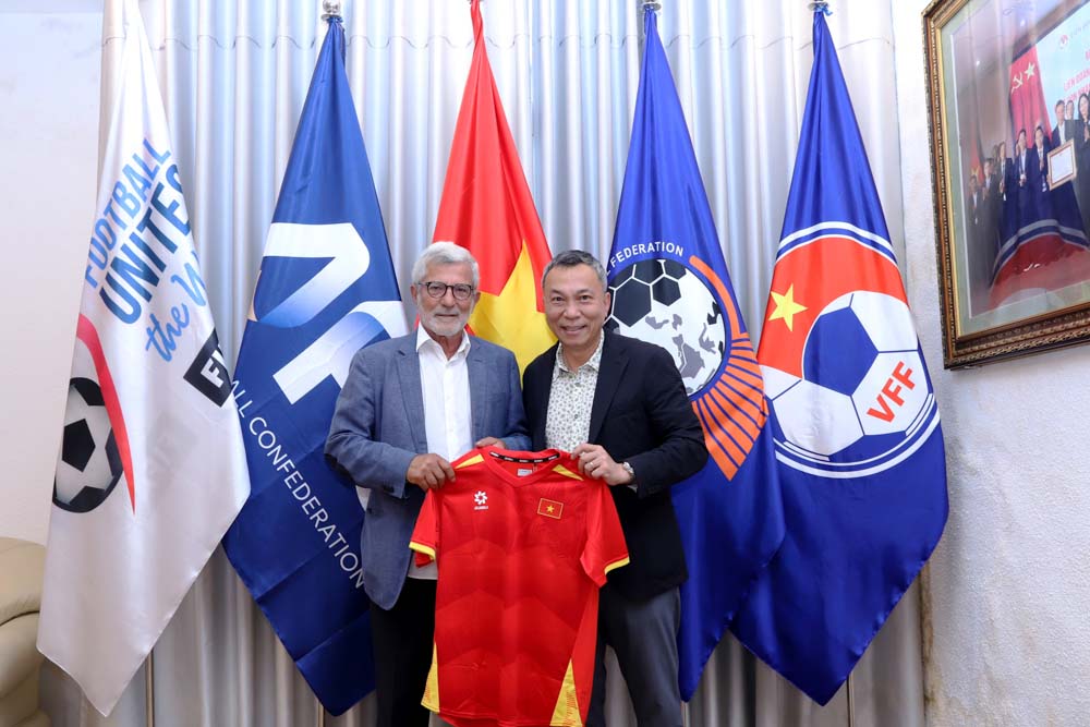 VFF President Tran Quoc Tuan received former coach Henrique Calisto. Photo: VFF