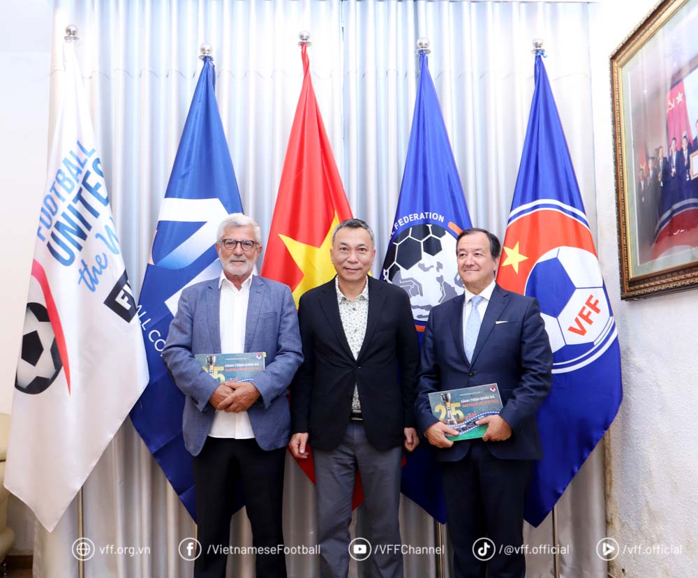 Ong Calisto va Jose Pedro De Sousa Vieira muon tang cuong quan he hop tac giua 2 nen bong da Viet Nam va Bo Dao Nha. Anh: VFF
