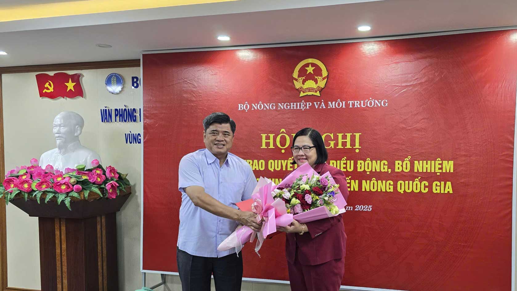 Thứ trưởng Bộ NNMT Trần Thanh Nam trao quyết định cho bà Huỳnh Kim Định - Phó Giám đốc Trung tâm Khuyến nông Quốc gia. Ảnh: Mỹ Ly