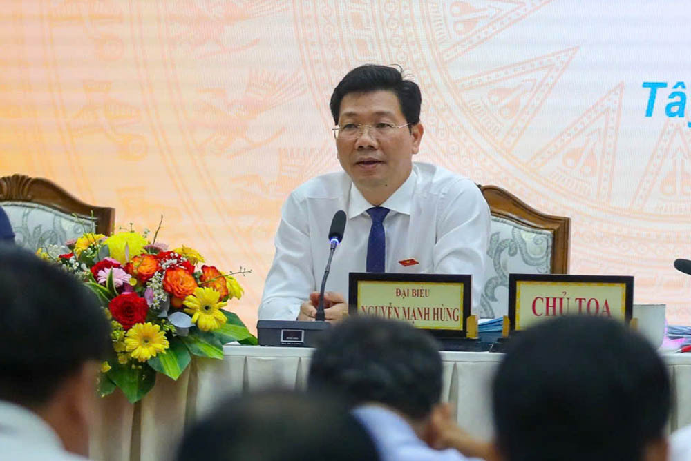 Mr. Nguyen Manh Hung - Standing Deputy Secretary of the Provincial Party Committee, Chairman of the People's Council of Tay Ninh province spoke. Photo: Hung Cuong