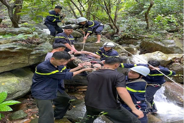 8月7日朝、ハノイのハムルン山岳地帯を登山中に遭難した男性を救助する機能部隊。写真:ハノイ警察