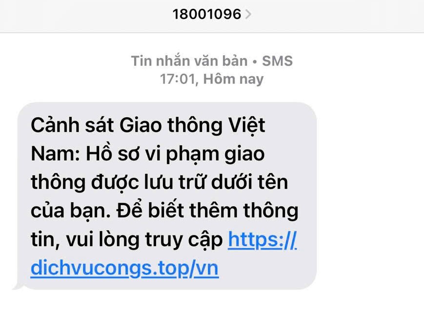  Phòng CSGT Công an TPHCM cảnh báo người dân nâng cao cảnh giác trước thủ đoạn lừa đảo mới. Hình ảnh tin nhắn mạo danh gửi đến điện thoại của người dân. Ảnh: Công an
