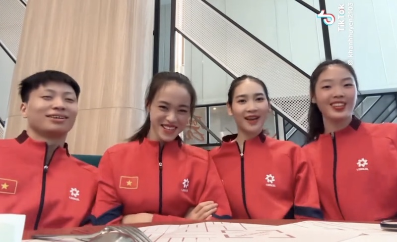 Cac cau thu doi tuyen U21 Viet Nam quay video TikTok. Anh cat tu video