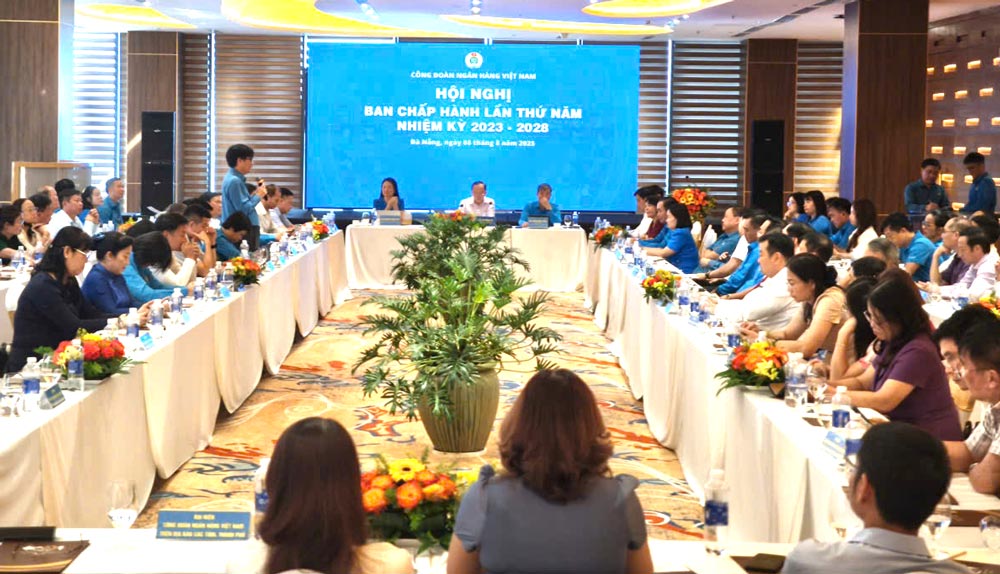 베트남 은행 노동조합은 2023-2028 임기 동안 제5차 집행위원회 회의를 개최했습니다. 사진: tuong minh