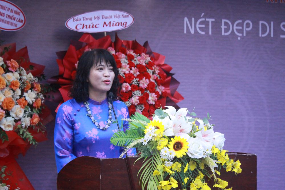 Ba Dinh Thi Hoai Trai - Giam doc Bao tang My thuat Hue phat bieu khai mac trien lam. Anh: Tran Thi