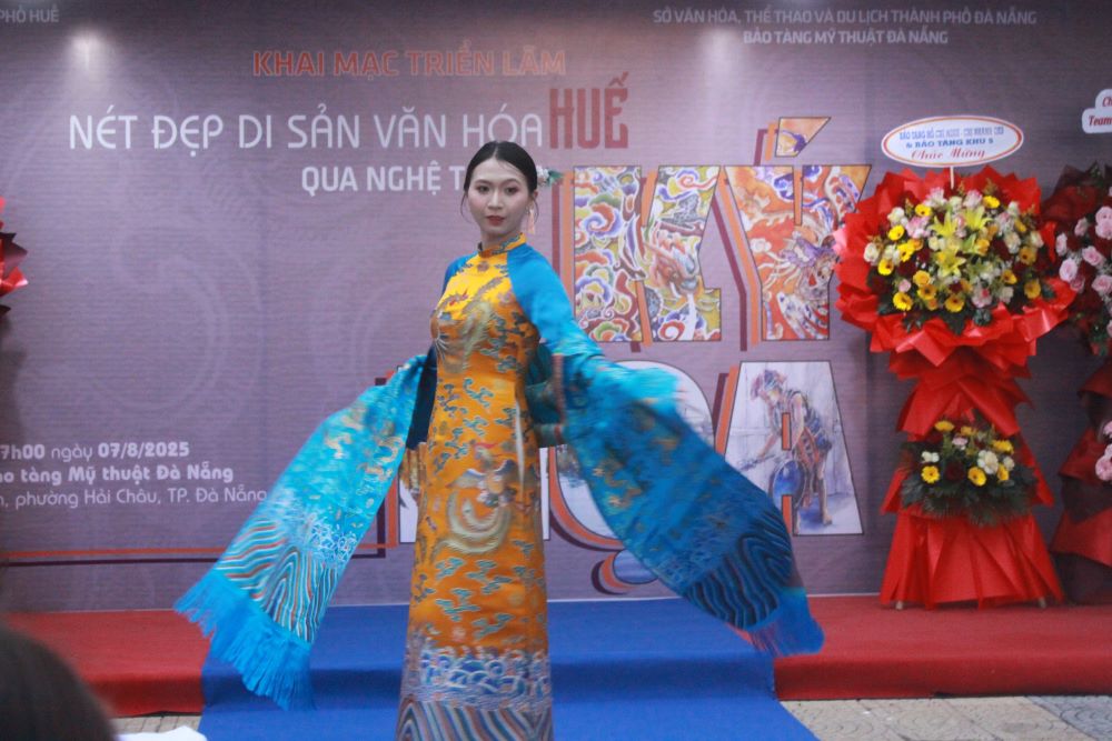 ダナンでサインアートとブーツパフォーマンスでフエの遺産に出会います。写真:Tran Thi