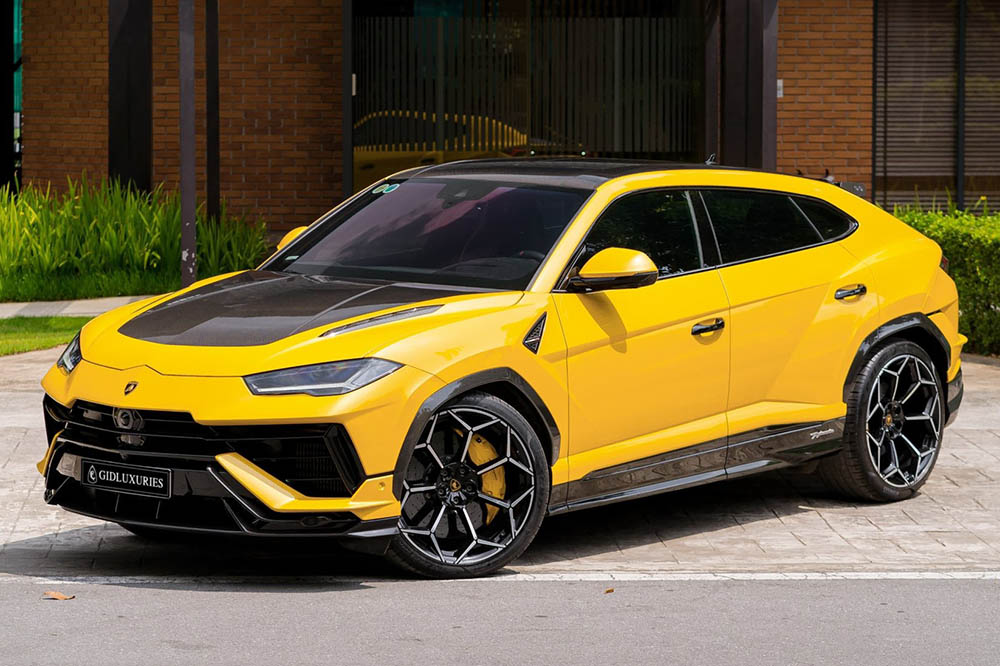 El llamativo Lamborghini Urus Performante dorado se vende en una sala de exposicion de coches de lujo en Hanoi. Foto: Nguyen Duy