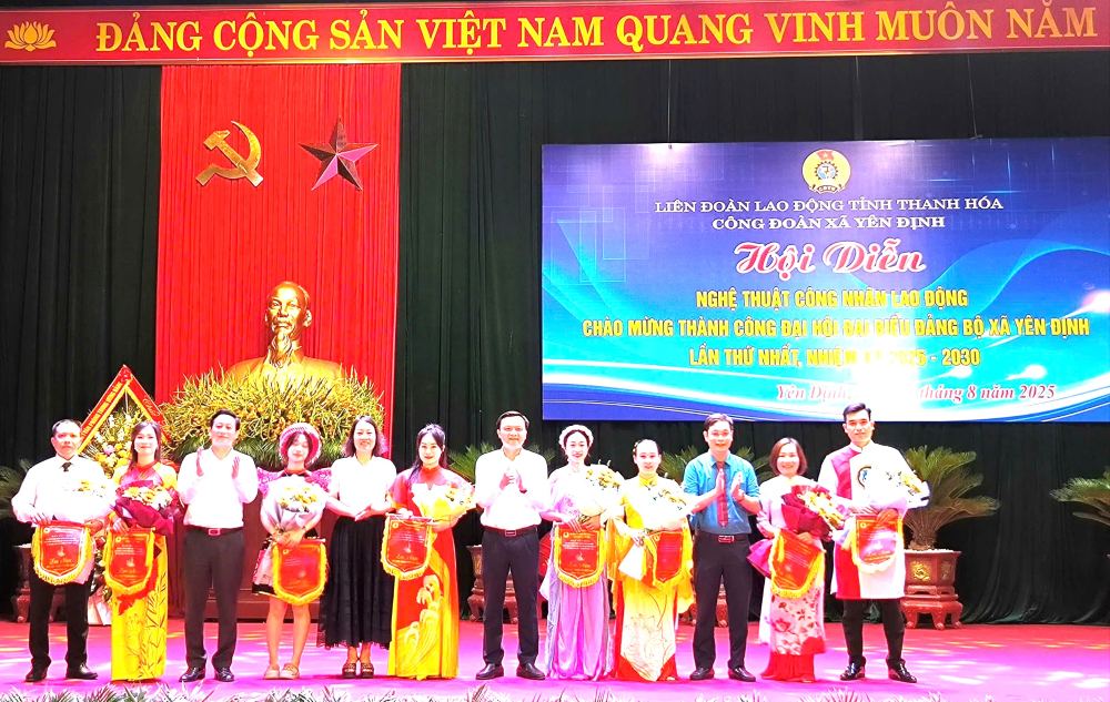 Yen Dinh 코뮌에서 노동자들의 활기찬 예술 공연. 사진: Dinh Dung