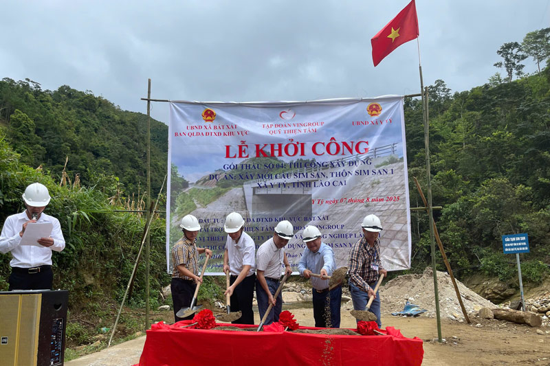 Sim San橋は12億ドンの投資で新築されました。写真:Hoang Kieu