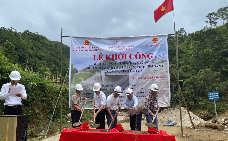 Sim San Bridge was newly built with an investment capital of 12 billion VND. Photo: Hoang Kieu