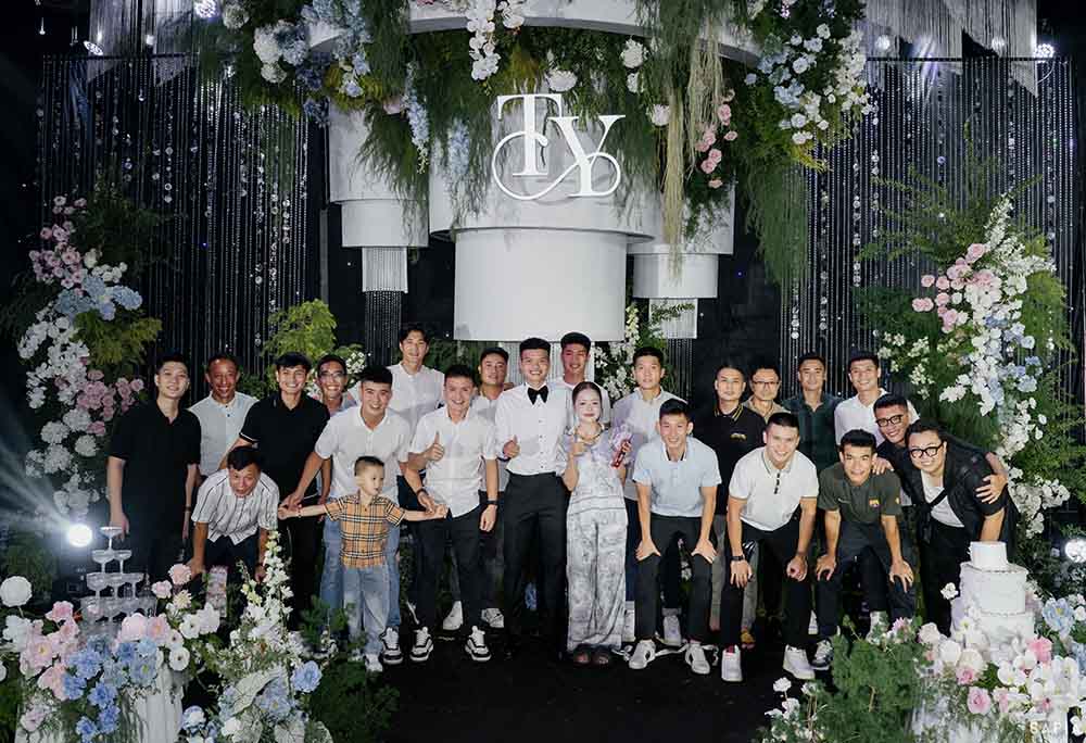 Cac dong doi chia vui cung Van Tung. Anh: Nhan vat cung cap