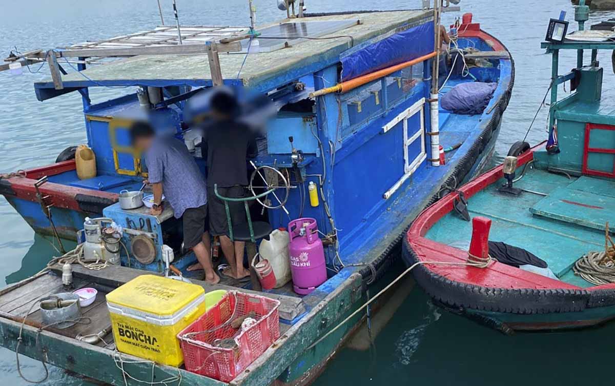 Decouverte d'un bateau de peche stockant du Xyanure dans la baie de Ben Dam le proprietaire du bateau fait l'objet d'une enquete penale. Source : poste de garde-frontieres de Con Dao