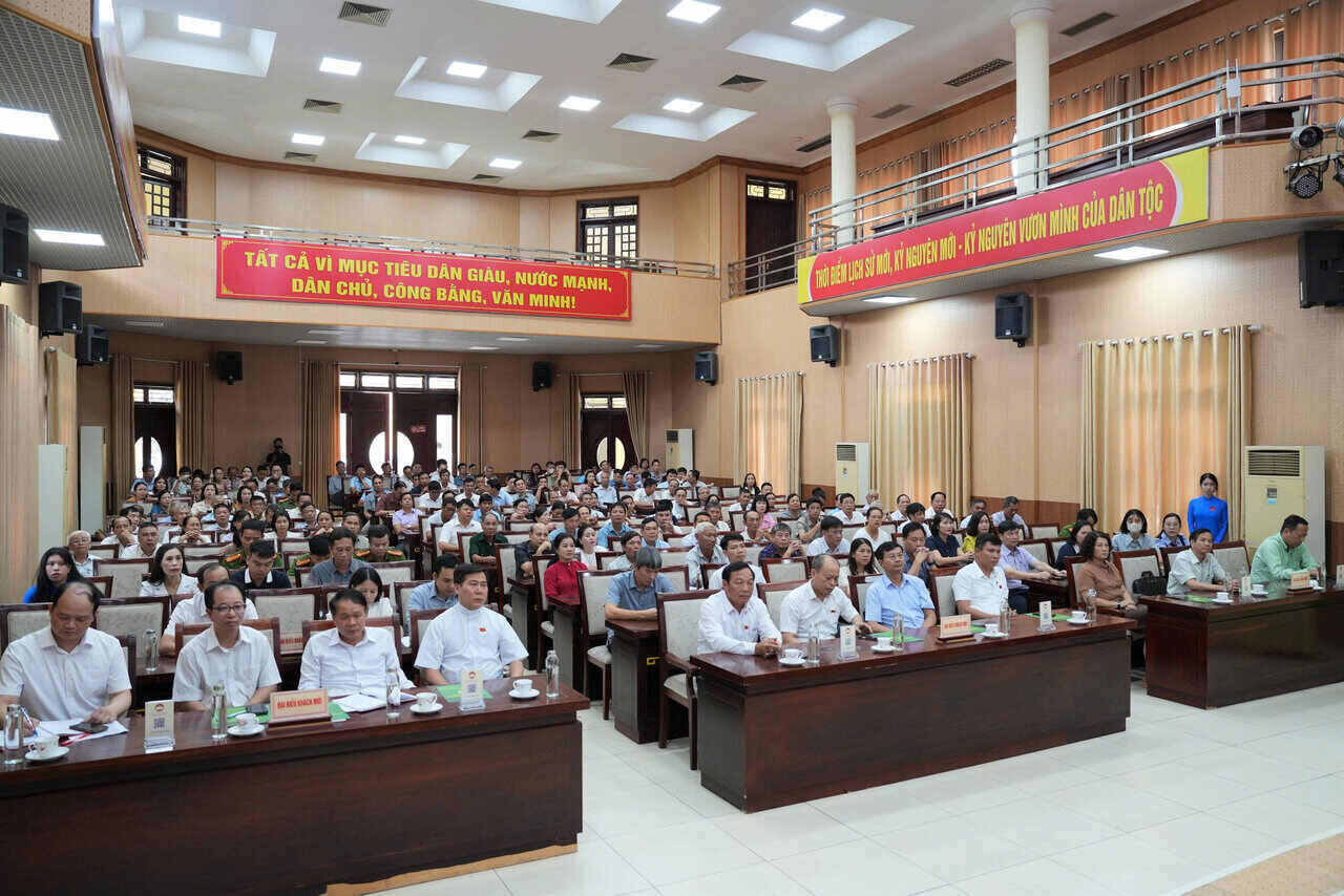 Lanh dao HDND TP Hai Phong tiep xuc cu tri cac phuong phia Tay. Anh: Quoc Tung  
