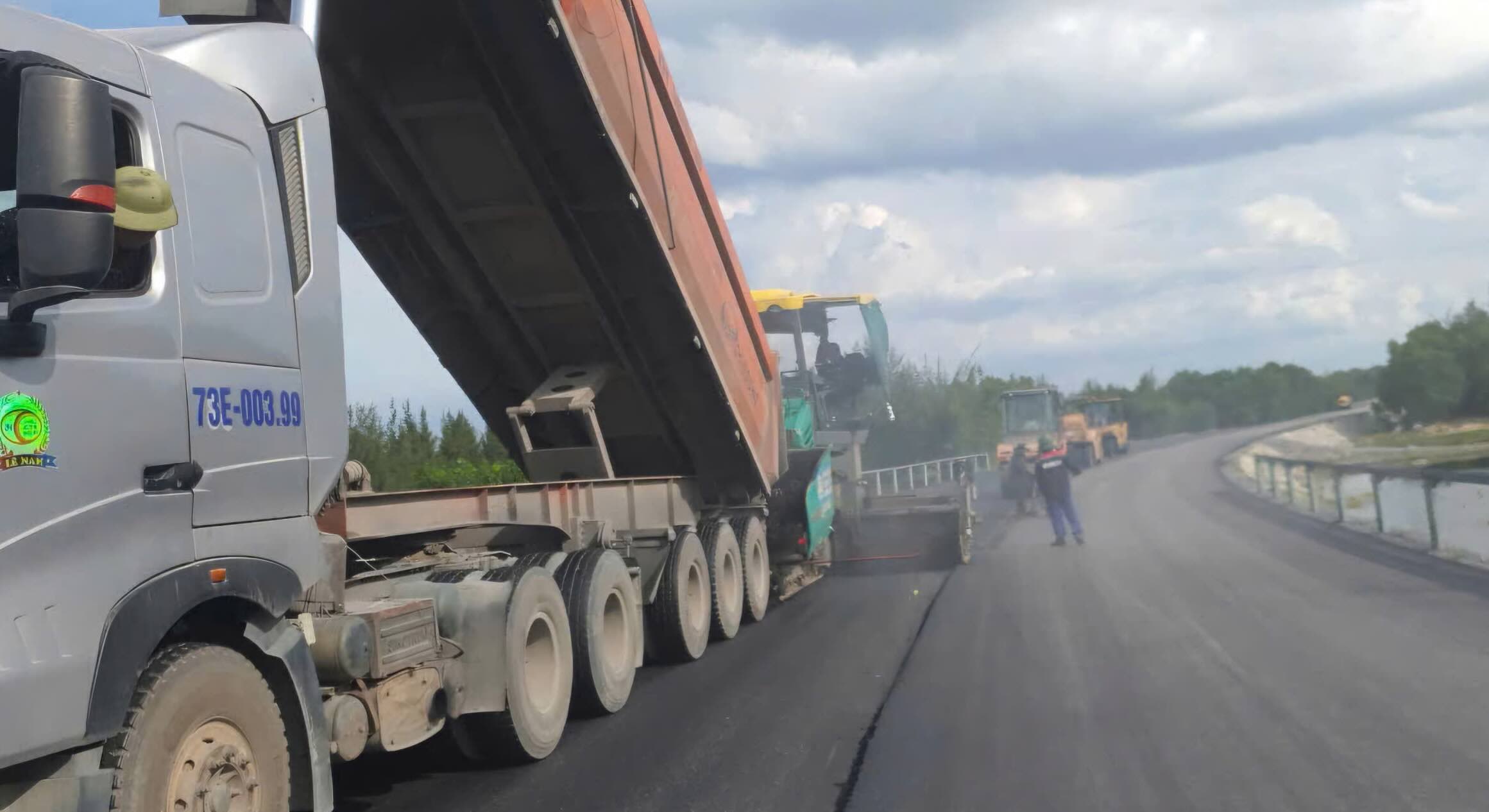 海岸沿いの道路にプラスチックカーペットを敷く、このプロジェクトは公共投資資本が追加されたばかりです。写真:Thanh Xuan