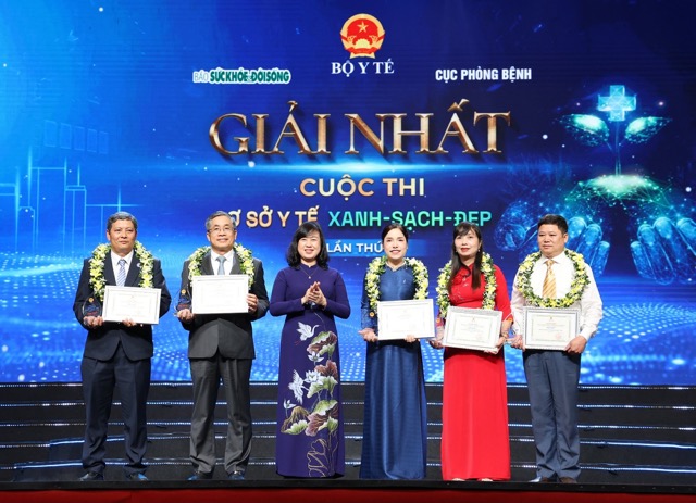 Bo truong Bo Y te trao giai cho cac co so y te dat giai Nhat. Anh: Bo Y te